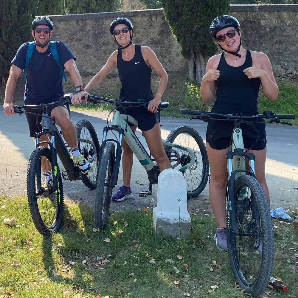 A nice family takes part in our e-bike tour along the old Via Francigena
